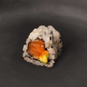 URAMAKI SALMONE CRUDO E AVOCADO (8pz)
