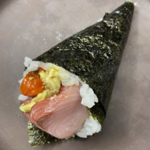TEMAKI RICCIOLA E POMODORINI